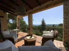 Between alpine panorama and Provençal pine forest… an exceptional property in Pierrevert.
