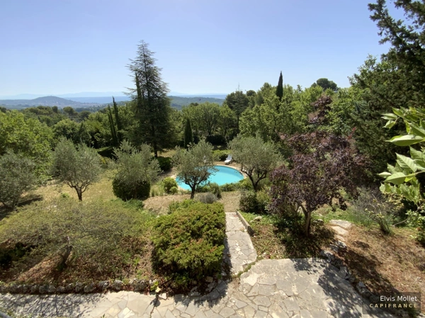 Entre panorama alpin et pinède provençale… une propriété d'exception à Pierrevert.