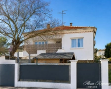 A VENDRE - Immeuble de rapport de 238m² habitables en R+1 - Parcelle de 591m² - 3 logements avec extérieurs - Emplacement de snacking à exploiter - BÉZIERS (34)