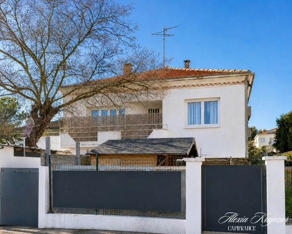 A VENDRE - Immeuble de rapport de 238m² habitables en R+1 - Parcelle de 591m² - 3 logements avec extérieurs - Emplacement de snacking à exploiter - BÉZIERS (34)