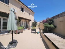 A VENDRE - Maison vigneronne d'une surface plancher de 402m² - Rez-de-chaussée : grand garage + stockage + entrée - 1er étage : logement T4 + grande terrasse - 2nd étage : 113m² à réhabiliter - ROUJAN
