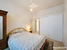 A VENDRE - Maison vigneronne d'une surface plancher de 402m² - Rez-de-chaussée : grand garage + stockage + entrée - 1er étage : logement T4 + grande terrasse - 2nd étage : 113m² à réhabiliter - ROUJAN