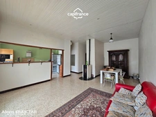 A VENDRE - Maison vigneronne d'une surface plancher de 402m² - Rez-de-chaussée : grand garage + stockage + entrée - 1er étage : logement T4 + grande terrasse - 2nd étage : 113m² à réhabiliter - ROUJAN