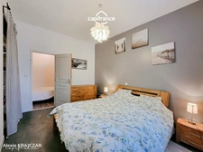 A VENDRE - Maison vigneronne d'une surface plancher de 402m² - Rez-de-chaussée : grand garage + stockage + entrée - 1er étage : logement T4 + grande terrasse - 2nd étage : 113m² à réhabiliter - ROUJAN