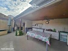 A VENDRE - Maison vigneronne d'une surface plancher de 402m² - Rez-de-chaussée : grand garage + stockage + entrée - 1er étage : logement T4 + grande terrasse - 2nd étage : 113m² à réhabiliter - ROUJAN