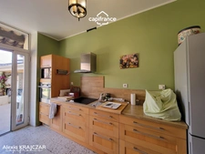 A VENDRE - Maison vigneronne d'une surface plancher de 402m² - Rez-de-chaussée : grand garage + stockage + entrée - 1er étage : logement T4 + grande terrasse - 2nd étage : 113m² à réhabiliter - ROUJAN