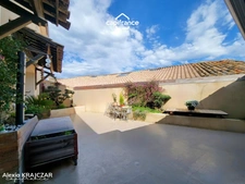 A VENDRE - Maison vigneronne d'une surface plancher de 402m² - Rez-de-chaussée : grand garage + stockage + entrée - 1er étage : logement T4 + grande terrasse - 2nd étage : 113m² à réhabiliter - ROUJAN