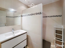 A VENDRE - Maison vigneronne d'une surface plancher de 402m² - Rez-de-chaussée : grand garage + stockage + entrée - 1er étage : logement T4 + grande terrasse - 2nd étage : 113m² à réhabiliter - ROUJAN