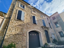 A VENDRE - Maison vigneronne d'une surface plancher de 402m² - Rez-de-chaussée : grand garage + stockage + entrée - 1er étage : logement T4 + grande terrasse - 2nd étage : 113m² à réhabiliter - ROUJAN
