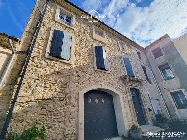 A VENDRE - Maison vigneronne d'une surface plancher de 402m² - Rez-de-chaussée : grand garage + stockage + entrée - 1er étage : logement T4 + grande terrasse - 2nd étage : 113m² à réhabiliter - ROUJAN