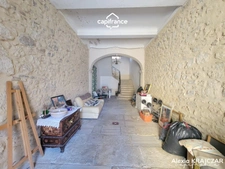 A VENDRE - Maison vigneronne d'une surface plancher de 402m² - Rez-de-chaussée : grand garage + stockage + entrée - 1er étage : logement T4 + grande terrasse - 2nd étage : 113m² à réhabiliter - ROUJAN