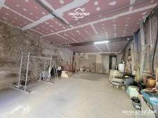 A VENDRE - Maison vigneronne d'une surface plancher de 402m² - Rez-de-chaussée : grand garage + stockage + entrée - 1er étage : logement T4 + grande terrasse - 2nd étage : 113m² à réhabiliter - ROUJAN