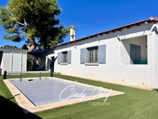 Vitrolles - Les Bords de l'étang - Maison familiale de plain-pied avec dépendance, jardin et piscine.