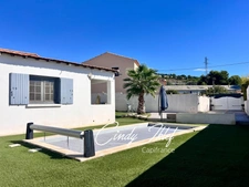 Vitrolles - Les Bords de l'étang - Maison familiale de plain-pied avec dépendance, jardin et piscine.