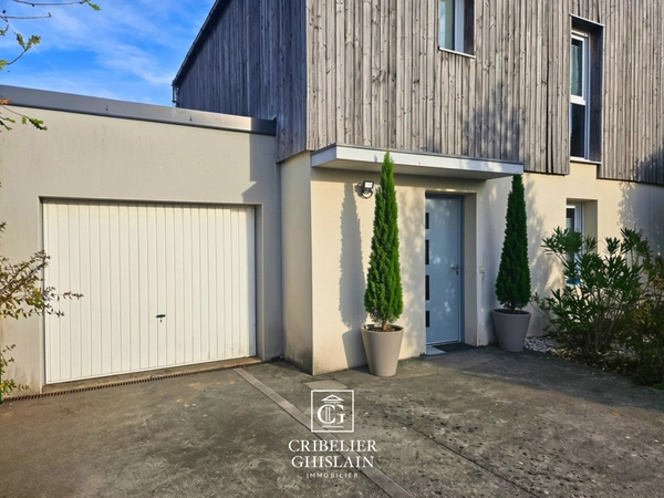 REZÉ RAGON – MAISON 3 CHAMBRES AVEC JARDIN, GARAGE ET 2 STATIONNEMENTS | 94 m² habitables | Terrain 296 m² | Construction 2011 | DPE C