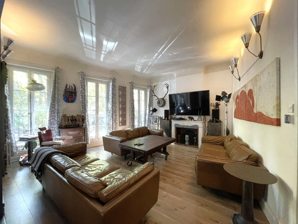 Maison de ville rénovée de 215m², avec une terrasse, un balcon une courette et une cave, à vendre ARLES (13)