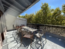 Maison de ville rénovée de 215m², avec une terrasse, un balcon une courette et une cave, à vendre ARLES (13)