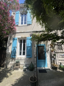 À 25kms d'ARLES, maison en pierre avec terrasse et petit jardin
