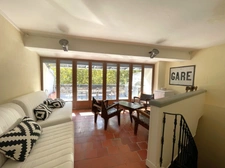 Maison de ville rénovée de 215m², avec une terrasse, un balcon une courette et une cave, à vendre ARLES (13)