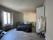 Maison de ville rénovée de 215m², avec une terrasse, un balcon une courette et une cave, à vendre ARLES (13)