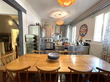 Maison de ville rénovée de 215m², avec une terrasse, un balcon une courette et une cave, à vendre ARLES (13)