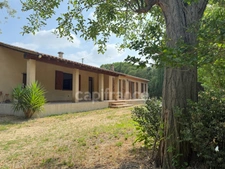 Maison familiale de Plain-pied - 4 Chambres - Terrain plat arboré de 2000 m2.