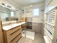 Maison familiale, de Plain-pied sans mitoyenneté - 95m2- Avec piscine.