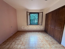 Maison familiale de Plain-pied - 4 Chambres - Terrain plat arboré de 2000 m2.