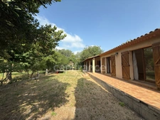 Maison familiale de Plain-pied - 4 Chambres - Terrain plat arboré de 2000 m2.