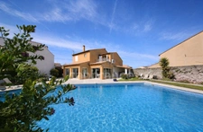 Maison Familiale 6 pièces 152 m2 Piscine et jardin arboré.