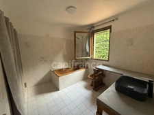 Maison familiale de Plain-pied - 4 Chambres - Terrain plat arboré de 2000 m2.