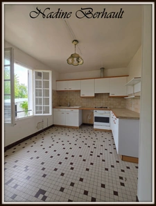 Maison à vendre Girolles 45, sous-sol complet,  2 chambres, 4 garages,  à rénover. Terrain 2000 m2. 25 mn gare Montargis, 1h30 Paris