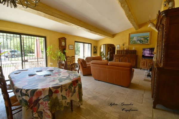Dpt Bouches du Rhône (13), à vendre SAINT CHAMAS maison P7 de 165 m² - Terrain de 5 840,00 m² - Plain pied