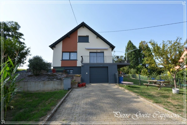 Zeinheim – Maison rénovée 130 m² sur 978 m² de terrain, vue dégagée et cadre paisible.