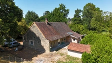 Maison en pierre rénovée avec dépendances –  Terrain de 2 200 m²