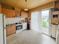 Maison indépendante avec beaux volumes et extérieur sans vis-à-vis à LONS LE SAUNIER (39)