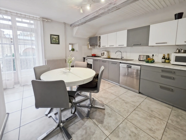 Maison de ville de 117 m² au cœur de Lons – 3 ch, garage, balcon et cour privative