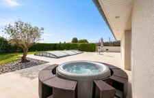 MAISON CONTEMPORAINE DE STANDING AVEC PISCINE – COMMENAILLES (JURA)