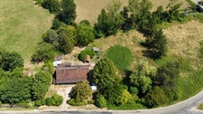Maison en pierre rénovée avec dépendances –  Terrain de 2 200 m²