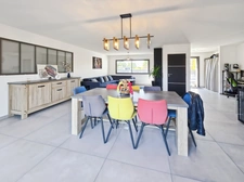Maison contemporaine de plain-pied avec piscine enterrée et jacuzzi – Beaufort-Orbagna