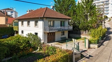 Maison indépendante avec beaux volumes et extérieur sans vis-à-vis à LONS LE SAUNIER (39)