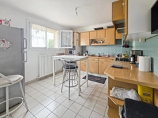 MONTMOROT – Maison indépendante 3 chambres avec jardin, sous-sol complet, 2 garages et dépendance