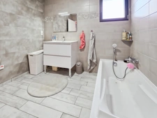Maison contemporaine de plain-pied avec piscine enterrée et jacuzzi – Beaufort-Orbagna