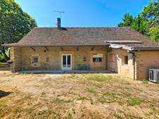 Maison en pierre rénovée avec dépendances –  Terrain de 2 200 m²