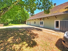 Maison en pierre rénovée avec dépendances –  Terrain de 2 200 m²