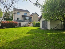 MONTMOROT – Maison indépendante 3 chambres avec jardin, sous-sol complet, 2 garages et dépendance