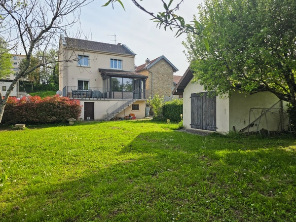 MONTMOROT – Maison indépendante 3 chambres avec jardin, sous-sol complet, 2 garages et dépendance