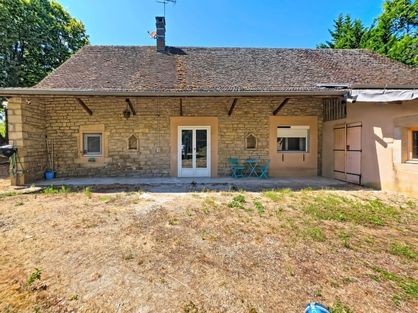 Maison en pierre rénovée avec dépendances –  Terrain de 2 200 m²