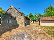 Maison en pierre rénovée avec dépendances –  Terrain de 2 200 m²