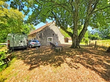 Maison en pierre rénovée avec dépendances –  Terrain de 2 200 m²